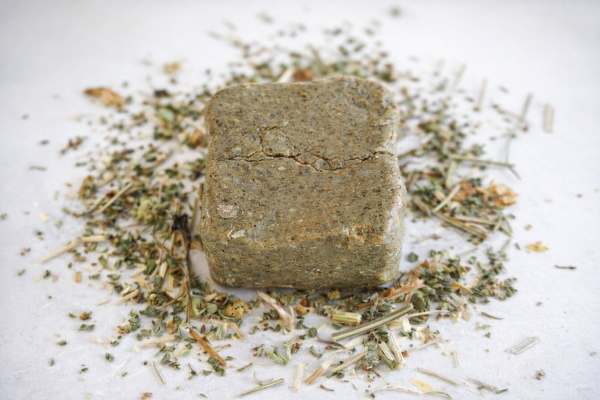 Producto - SHAMPOO SÓLIDO HERBAL-Para cabello graso, débil y fino, seborrugulador-