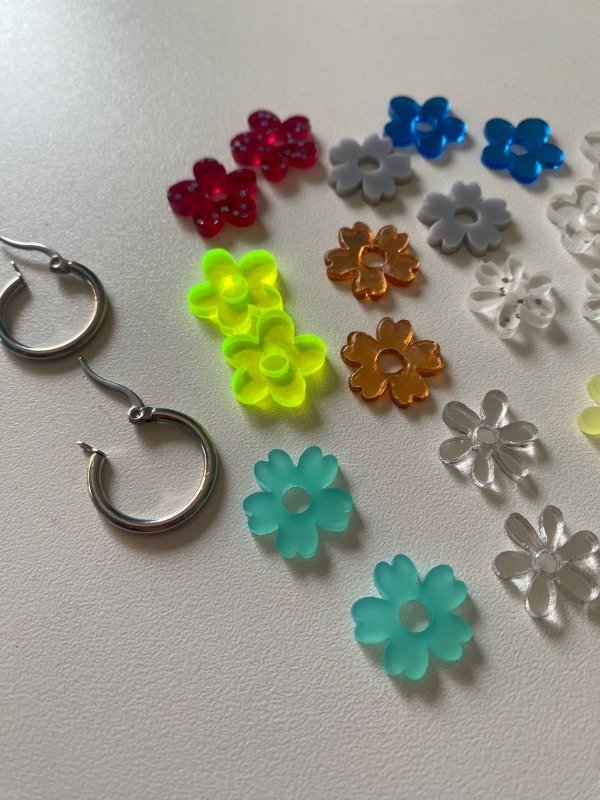 Producto - Dijes SOLO CORTE, forma flor. 1,5cm