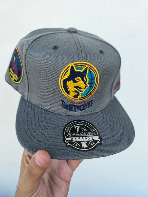 EN STOCK: Minnesota Timberwolves Carbon Talle 7 3/8 (58-59cm) Mitchell And Ness