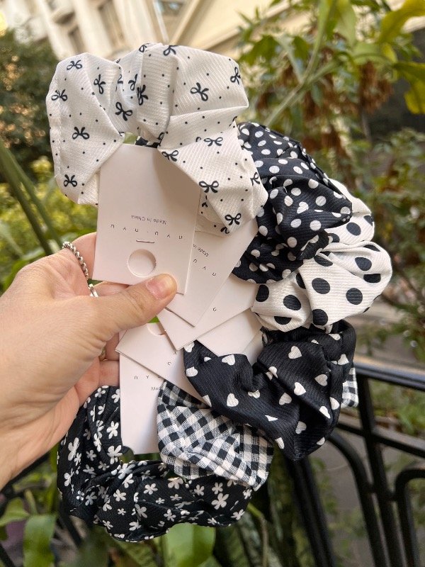 Producto - 12 colitas scrunchies lunares y moñitos