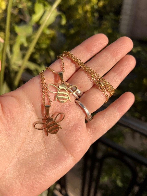 Producto - 2 collares acero dorado abejita