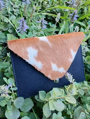 Producto - Sobre de mano tipo neceser de fieltro y cuero