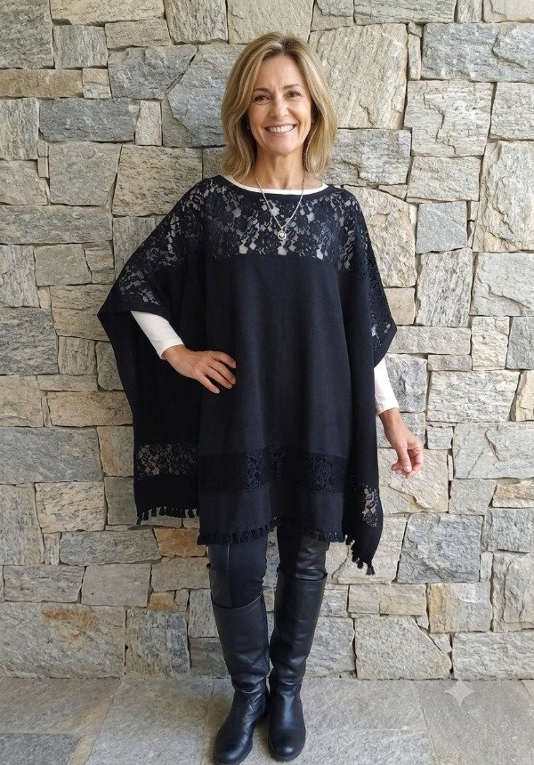 Producto - Poncho Negro de lanilla y encaje