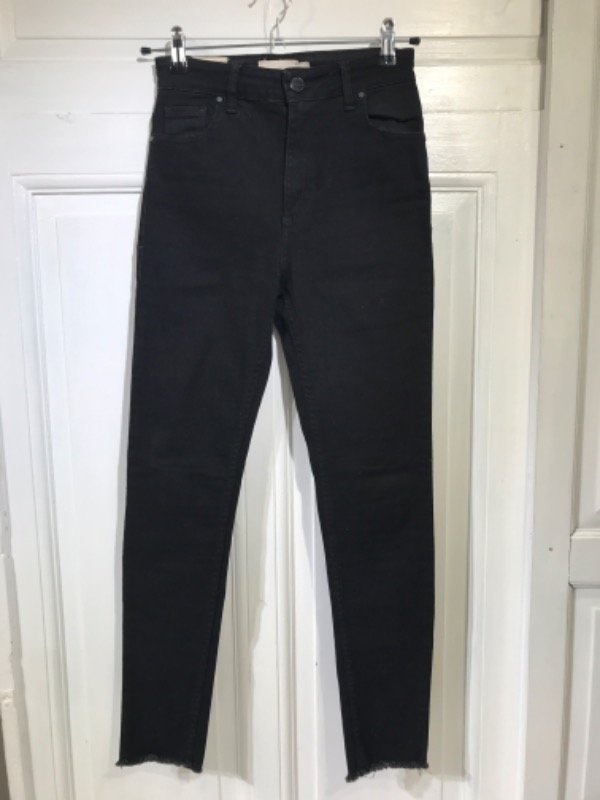 Producto - Jean DELOSTIA negro chupin- Talle  26- PRECIO: 48x