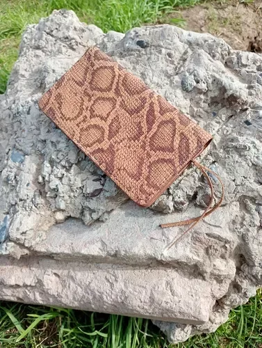 Producto - Billetera con cierre a botón pitón