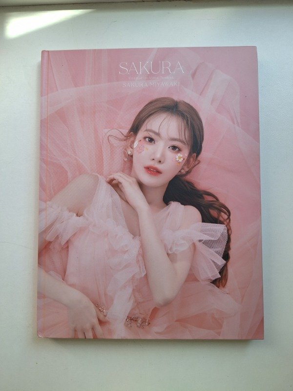 Producto - Sakura Lesserafim "Graduation Visual Booklet: Sakura Miyawaki"