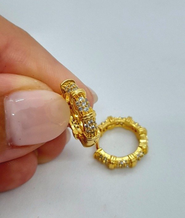 Producto - Argollas chicas con gemas blancas