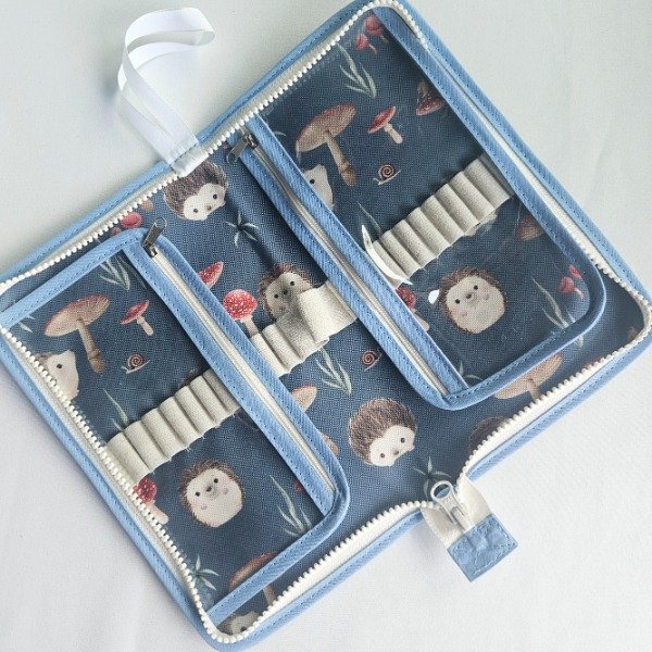 Producto - Cartuchera con bolsillos, erizos celeste