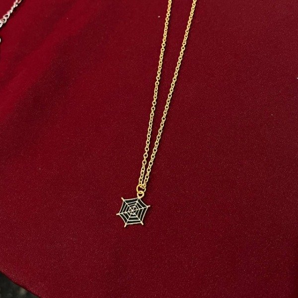 Producto - Cadena dorada telaraña negra