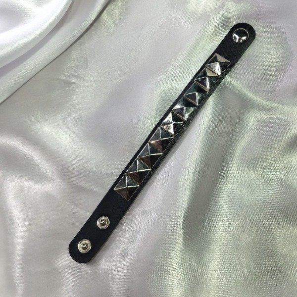 Producto - Bracelet with silver spikes