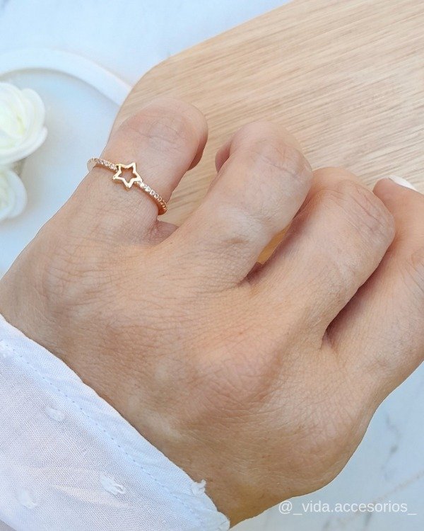 Producto - Anillo dorado con estrella calada