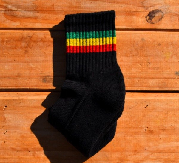Producto - Tenis Negras con líneas rasta