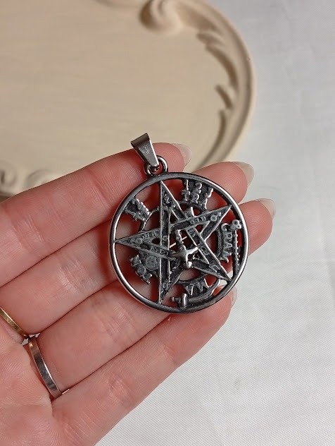 Producto - Dije TETRAGRAMATÓN macizo - Acero quirúrgico