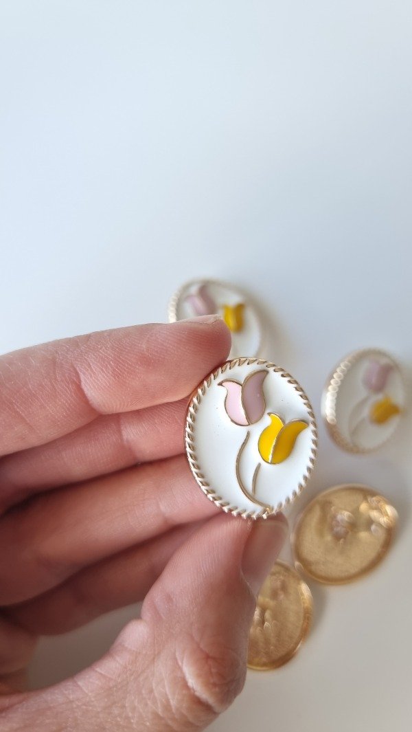 Producto - Botón ovalado metal FLORES blanco (2 MEDIDAS)