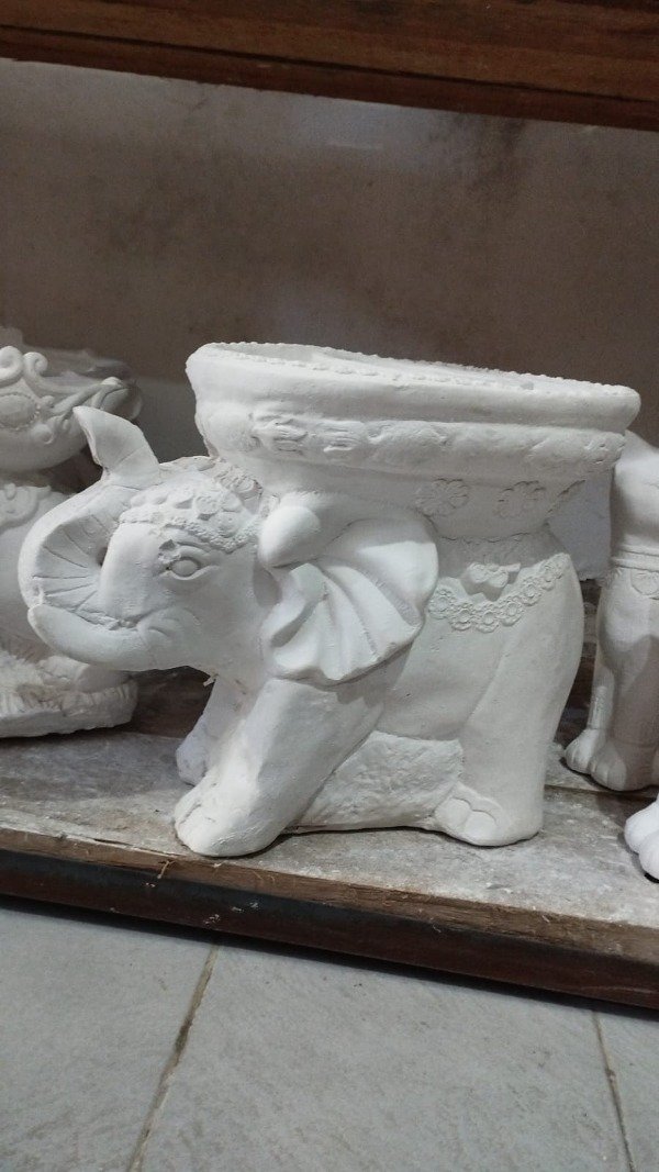 Producto - Elefante parado mesa plano