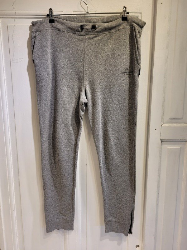 Producto - Jogging MOHS gris con cierre en tobillos Talle L - PRECIO: 28X