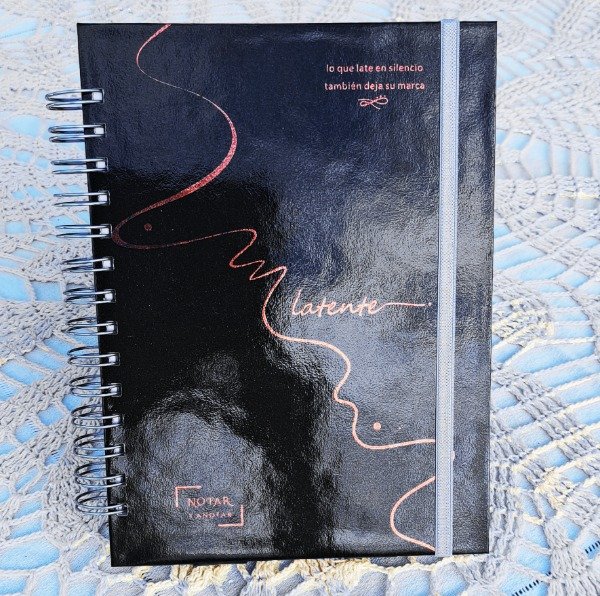 Producto - Latente  NEGRO / Cuaderno A5 Notar con Brillo Sectorizado