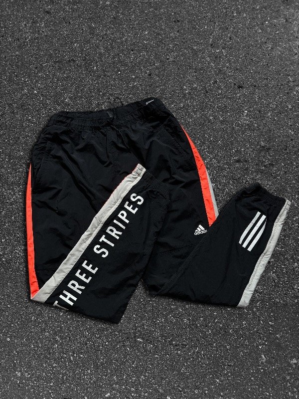 Producto - PANT ADIDAS 3 STRIPES ROMPEVIENTOS SPELLOUT OG