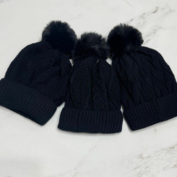 Producto - GORRO POMPON NEGRO
