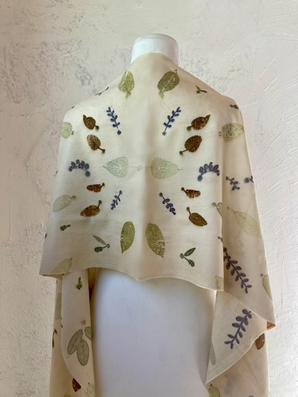 Producto - Pañuelo de seda natural con ecoprint - estampado botánico