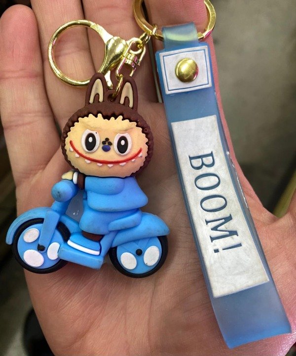 Producto - LABUBU - LABUBU CELESTE EN MOTO