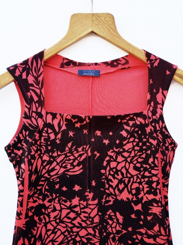 Producto - Musculosa Fusión -base roja estampa Enredadera-