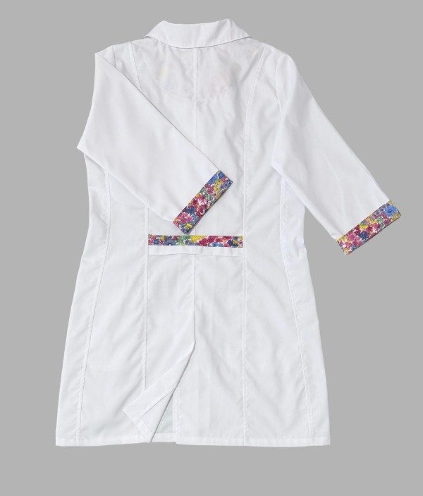 Producto - Guardapolvo Inprof Lucía (Blanco detalle Flores) - 4