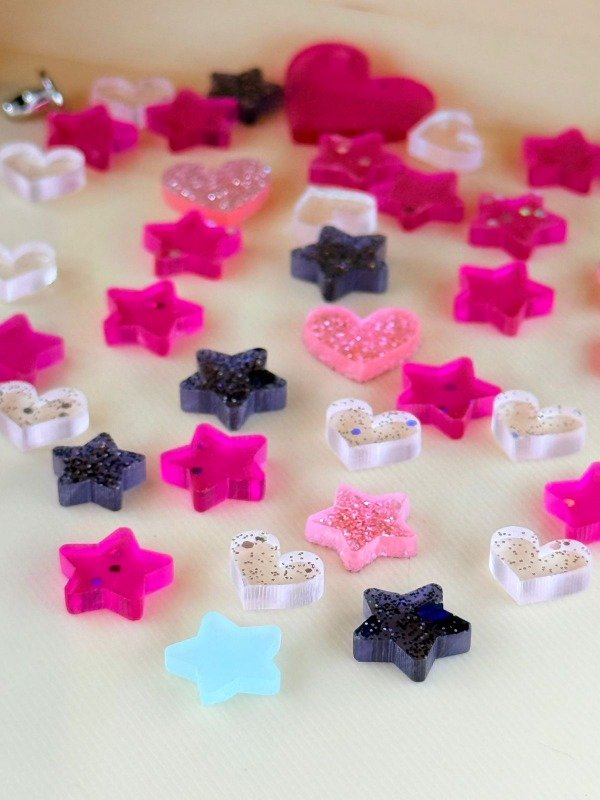 Producto - Etiquetas - Dijes Acrílico Color y Glitter