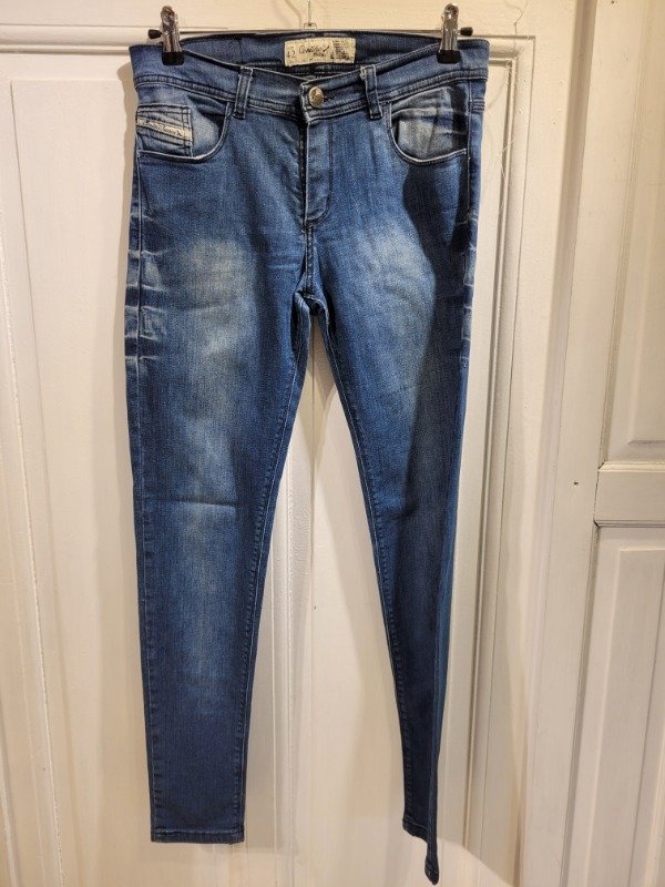 Producto - Jean CENITHO azul con desgastes Talle 42 - PRECIO: 24X