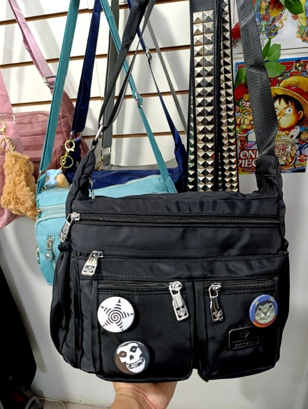 Producto - Morral negro con pines y2k (gatito mclovin)