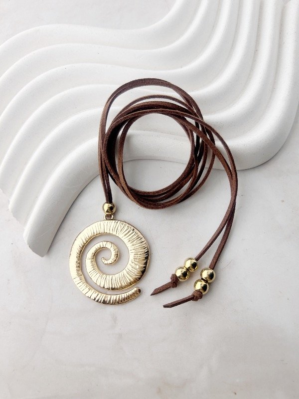 Producto - CHOCKER DE GAMUZA CHOCOLATE DIJE DORADO 9011