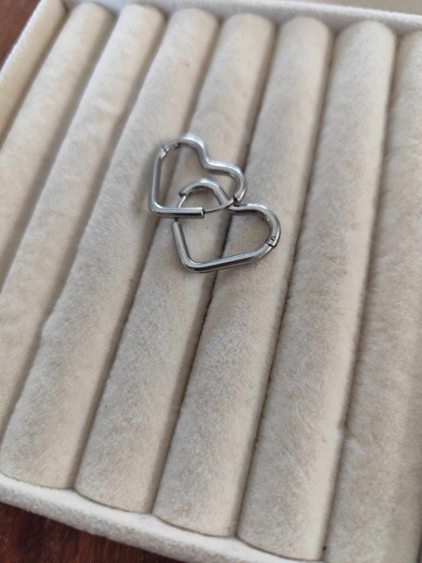 Producto - Aros argolla corazón cierre click. Acero quirurgico.