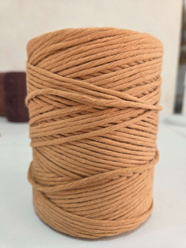 Producto - Hilo de algodón retorcido MACRAME 27 hebras 1/2 kg TOSTADO