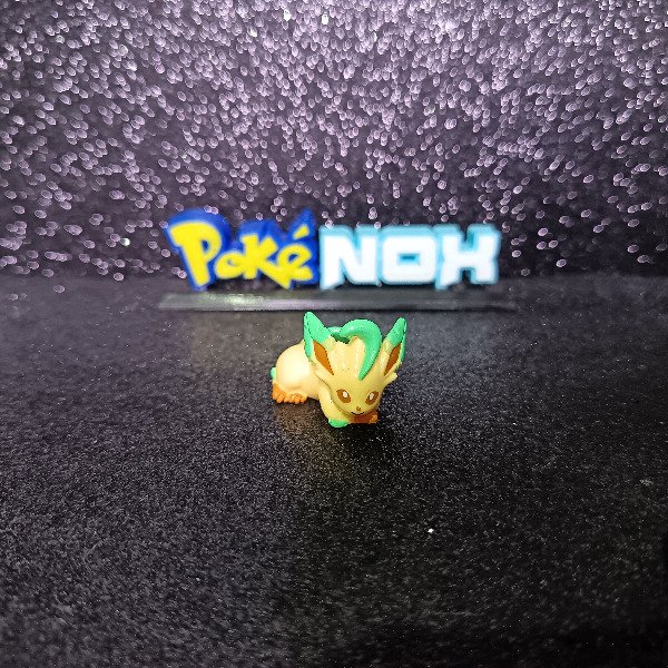 Producto - Leafeon (recostado) BATHBOMB BANDAI