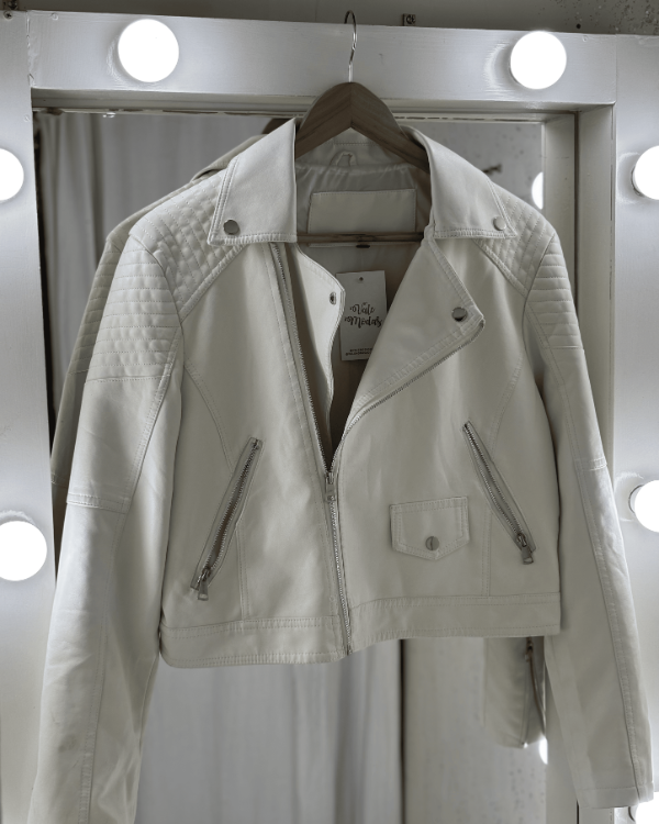 Producto - Campera engomada Cierres y Bolsillo Manteca