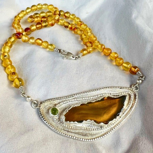 Producto - COLLAR DE DISEÑO DE LAJA DE ÁMBAR MEXICANO Y PERIDOTO FACETADO EN DETALLE