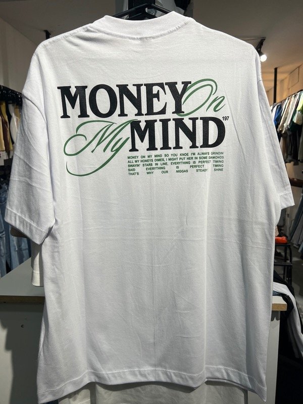 Producto - Remera over money