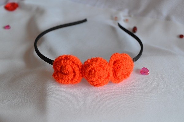 Producto - VINCHA FORRADA NEGRA - FLORES CROCHET NARANJA