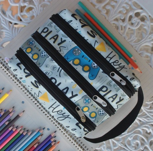 Producto - Cartuchera Triplex Play Gris Claro