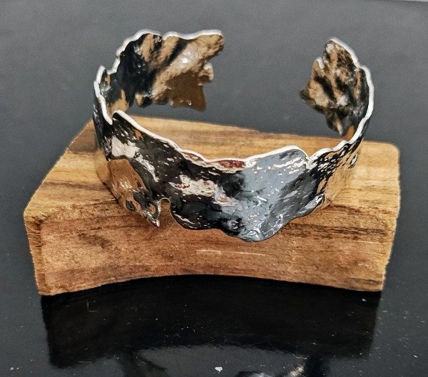 Producto - Brazalete Forma Irregular Repujado Acero blanco