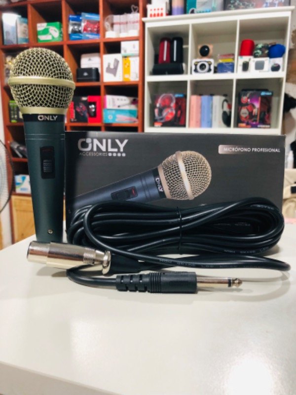 Producto - Micrófono con cable metal