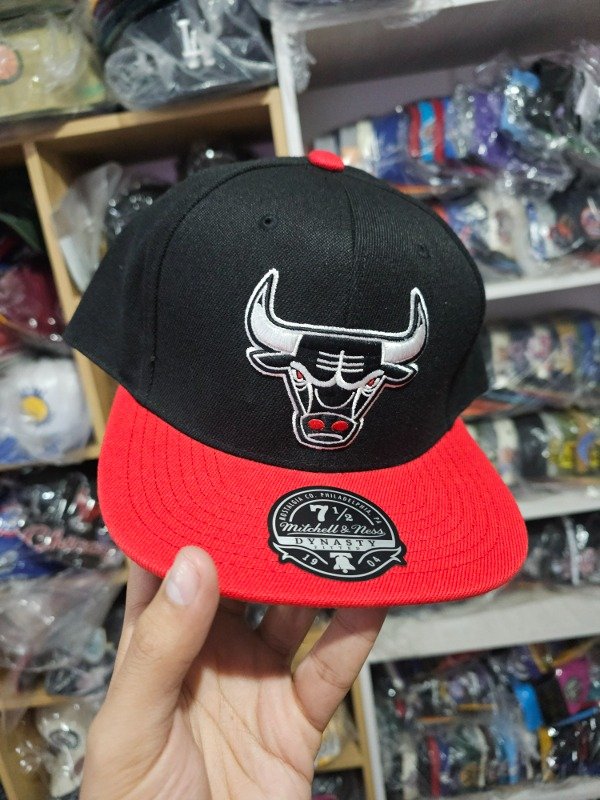 Producto - Chicago Bulls Windy City Duo Tone Mitchell And Ness Fitted Talle 7 1/2