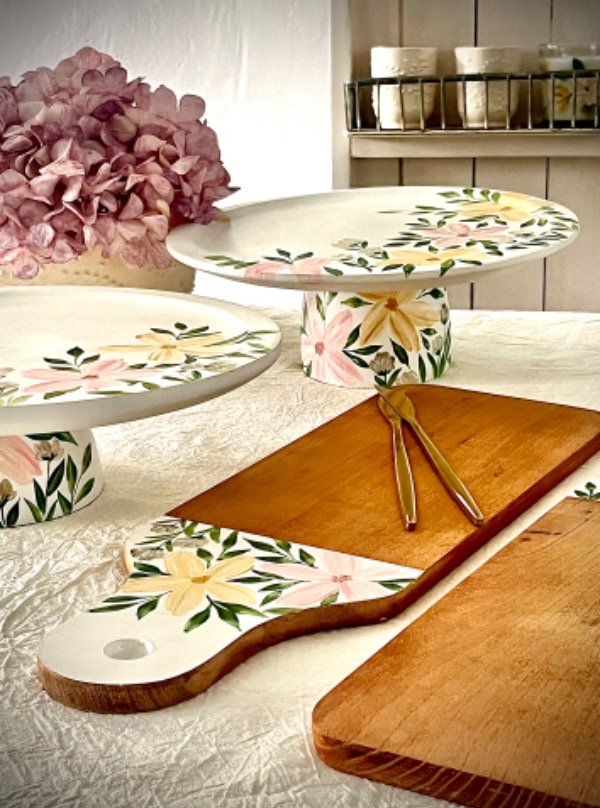 Producto - Plato c pie fondo blanco c flores rosa