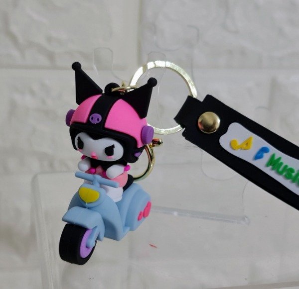 Producto - Llavero Kuromi negra en moto Goma 3D