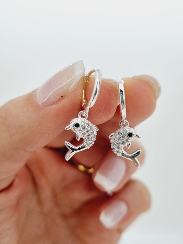 Producto - Aros acero blanco argollita fina plana colgante delfin strass