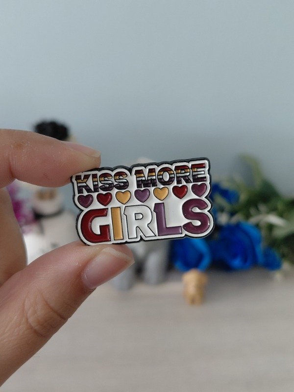 Producto - Pin metalizado - Kiss more girls #0608