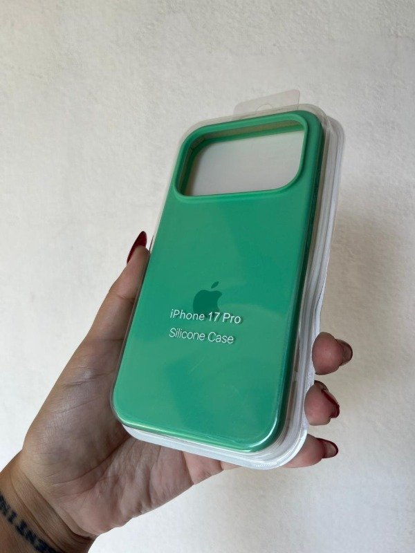 Producto - Iph 17 pro silicona case verde con felpa