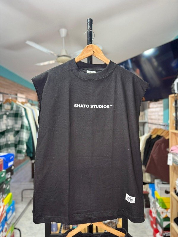 Producto - MUSCULOSA SHATO STUDIOS