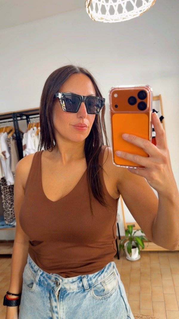 Producto - Musculosa en V Choco