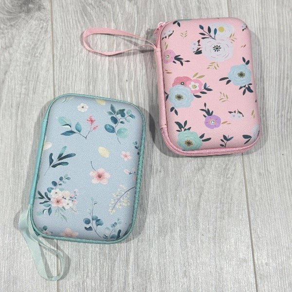 Producto - ESTUCHE VIAJE CON SET DE PROTECTOR DE CARGADOR IPHONE 20W